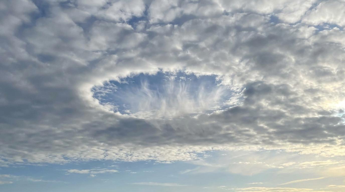 Altocumulus cavum